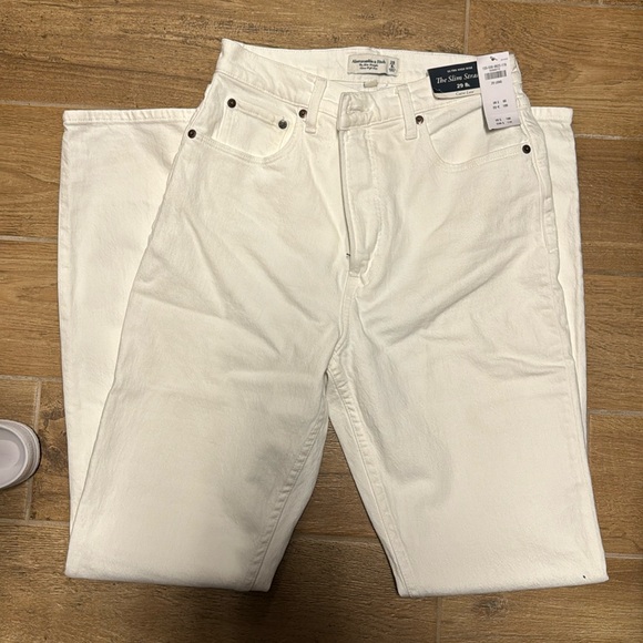 NWT Abercrombie Curve Love Ultra High Rise 90s Slim Straight Jean Sz 29/8L - Picture 1 of 2